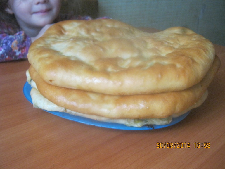 Закрытые пироги с луком пореем и сыром