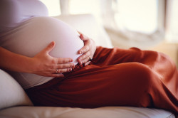 Выделения при беременности в третьем триместре (кровянистые, коричневые, жёлтые, зелёные, розовые, обильные) из влагалища – причины