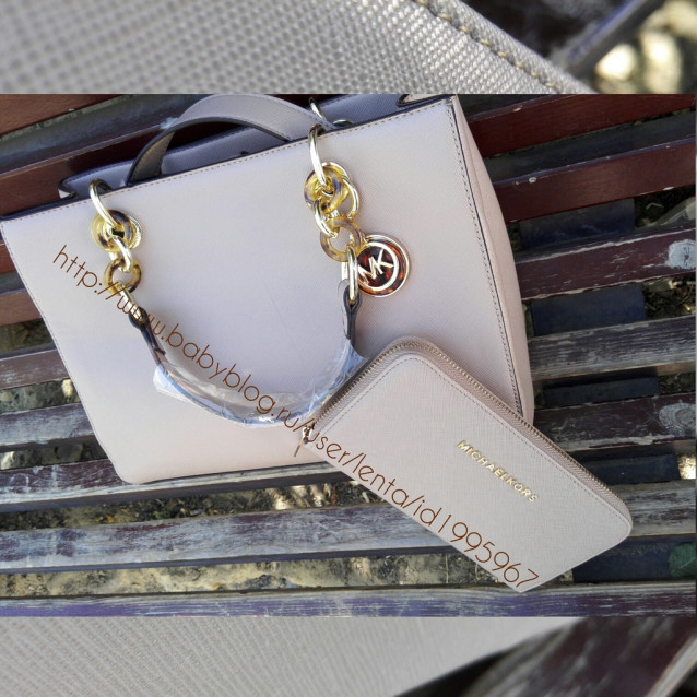 Michaelkors серо-бежевая.