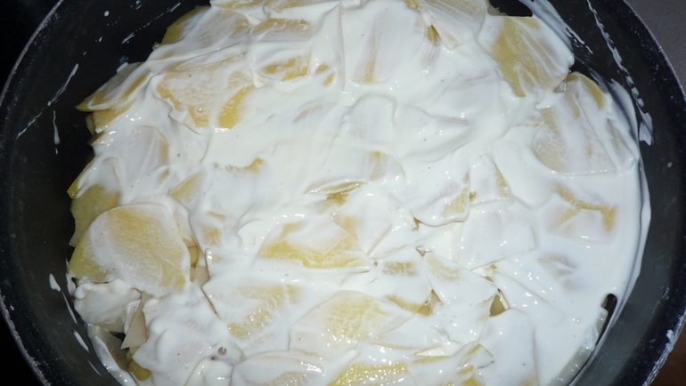 Курица с картофелем,запеченная под сметаной!