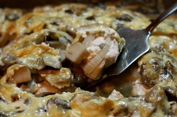 Куриная грудка с грибами, запеченные в йогурте