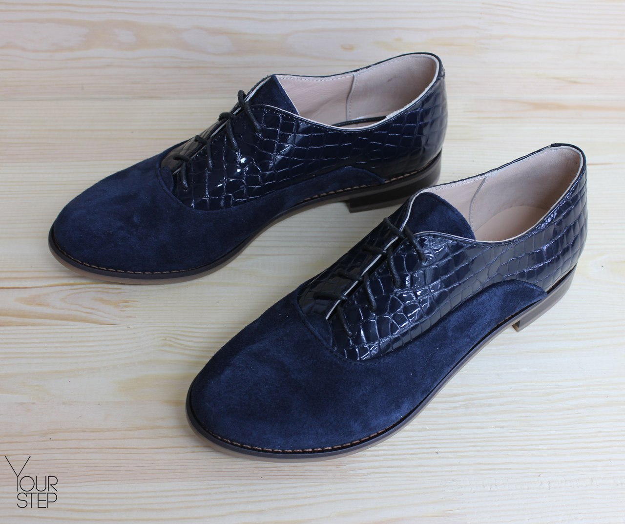 Кожаные туфли с лаковыми вставками.