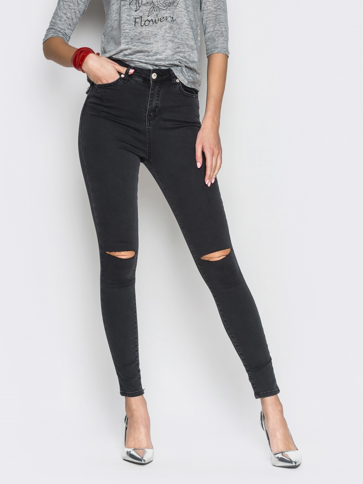 Черные джинсы с разрезами