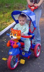 Ура! Сынок научился кататься на двухколесном велике!!!