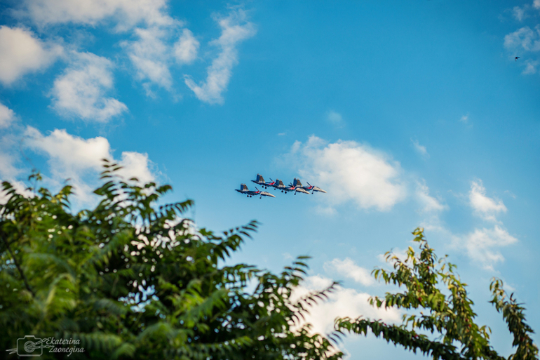 Русские Витязи в небе над Симферополем (День России 12.06.2014 г.)