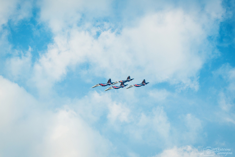 Русские Витязи в небе над Симферополем (День России 12.06.2014 г.)