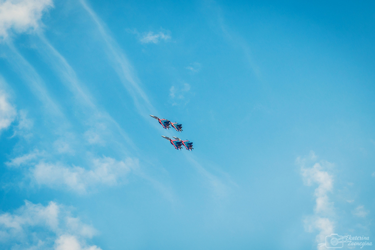 Русские Витязи в небе над Симферополем (День России 12.06.2014 г.)
