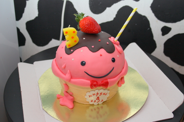 Наш праздничный тортик....