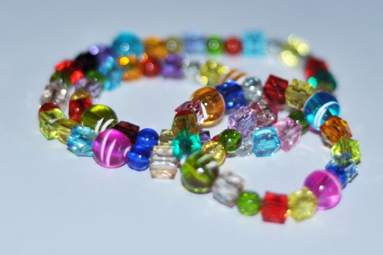 Что подарить девчонкам на 8 марта?