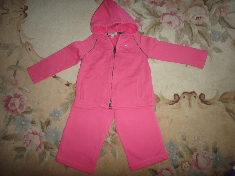 спортивный костюм Burberry р.3 рост.98 900р.