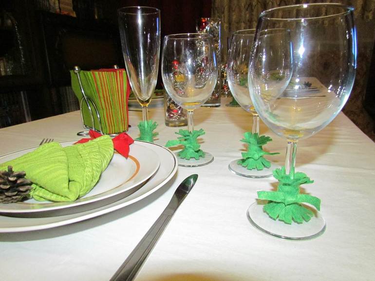 Ожидание Нового года - флажки и декор стола