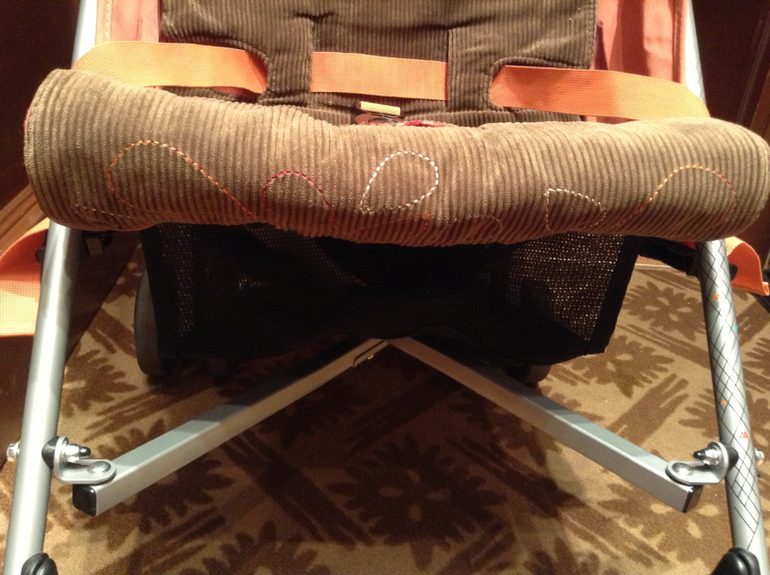 Правильно закрепить матрасик Макларен на коляске.