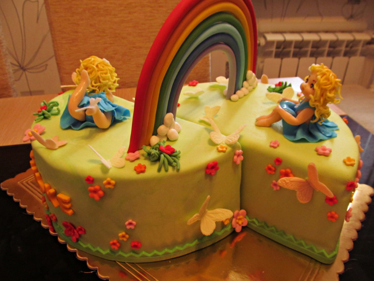 девочкам- близняшкам