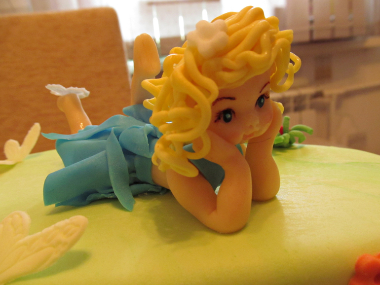 девочкам- близняшкам