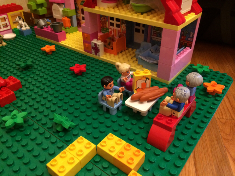 LEGO Duplo - одно их любимых развлечений доченьки!!!