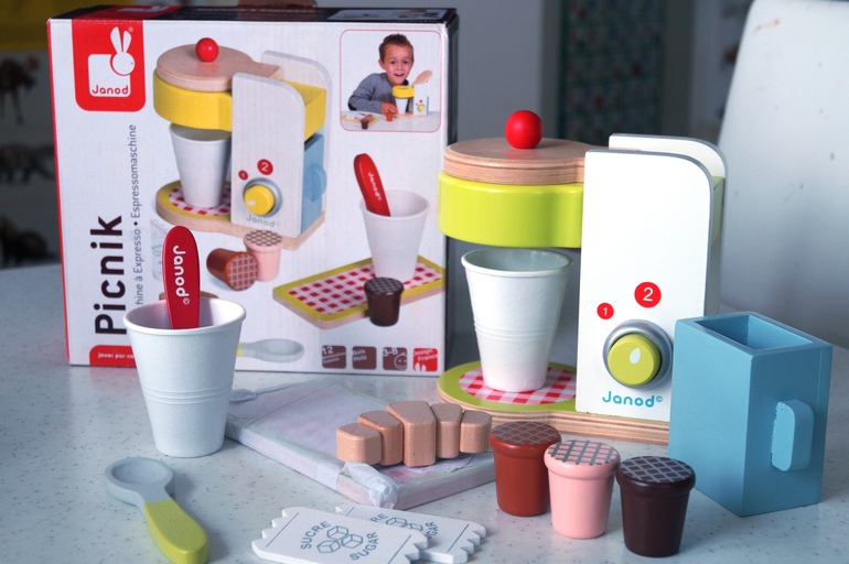 Деревянные игрушки HAPE и JANOD-тостер,кофемашина,набор продуктов.