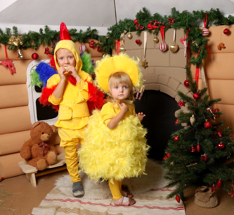 Образ на 1 апреля в садик. Костюмы на утренник в детский сад. Необычные костюмы для детей на новый год. Костюм цыпленка. Костюм на новый год для утренника.