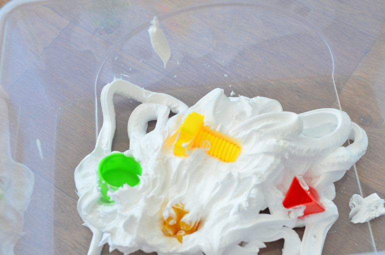 играли с пеной для бритья)