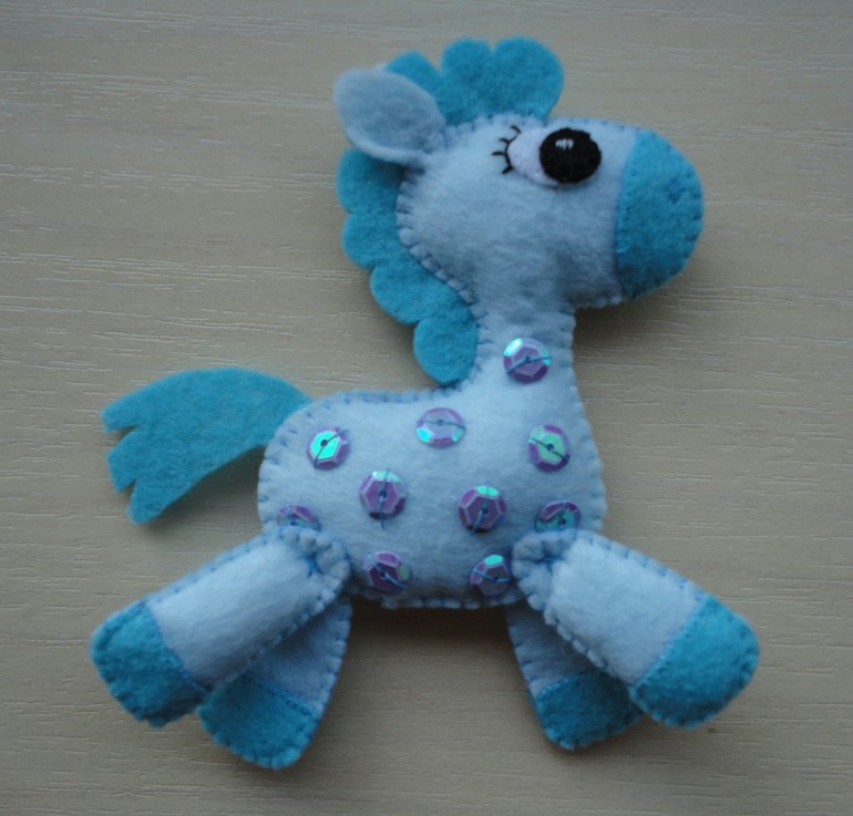 Маленький  новогодний табун лошадей