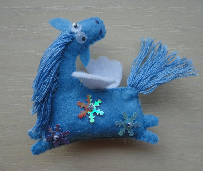 Маленький  новогодний табун лошадей