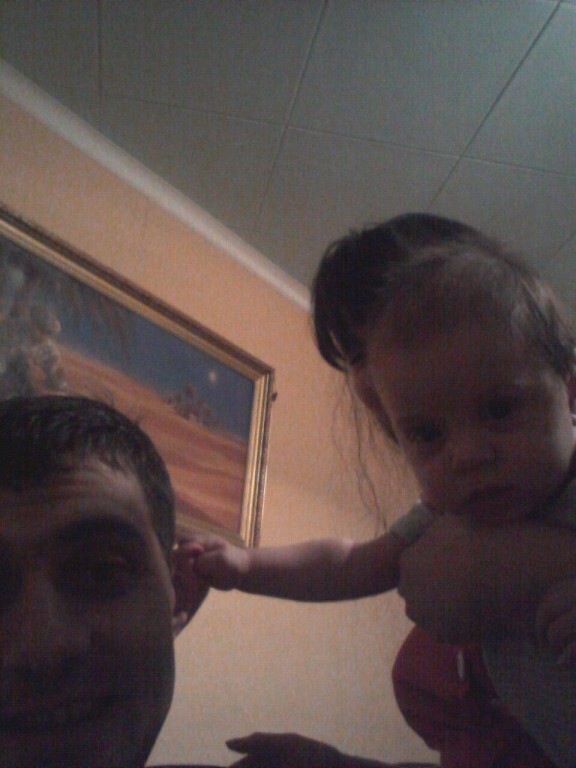 Взяла отца за ухо .