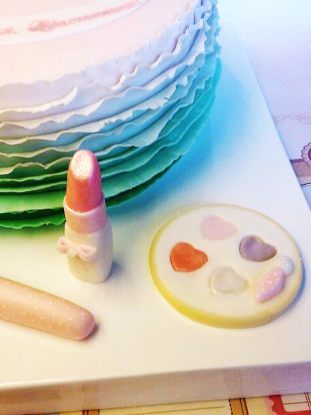 Девочки, покритикуйте, пожалуйста. И еще вопросы по рюшам, сатинайсу и работе с дыроколом.