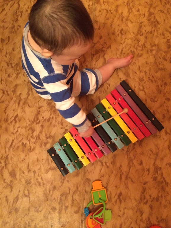 Сам играет на ксилофоне)