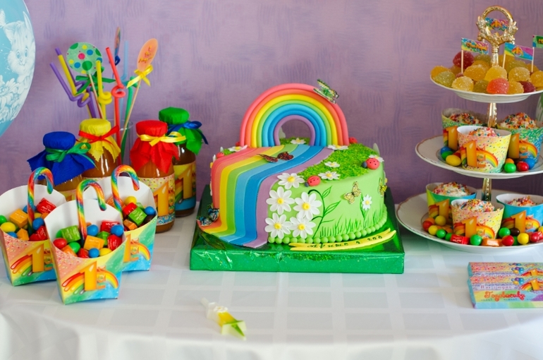 Праздничный детский стол с тортом
