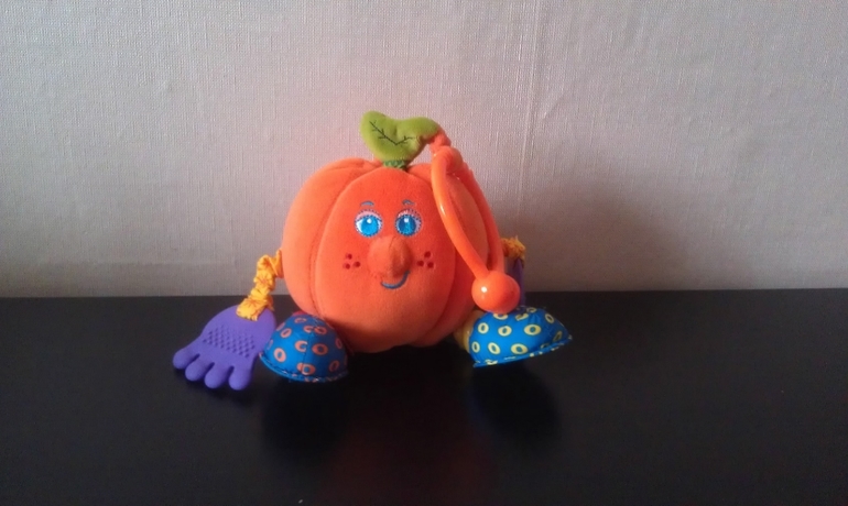 Много игрушек для малышей