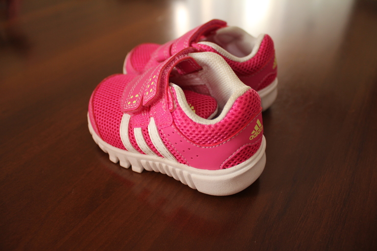 кросовки ADIDAS р-р 19 цена 600