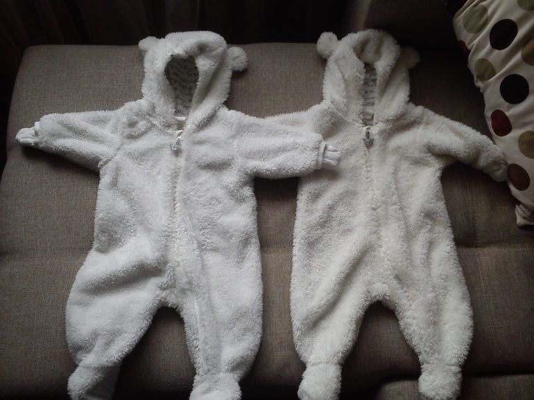 Продам для девочек двойняшек