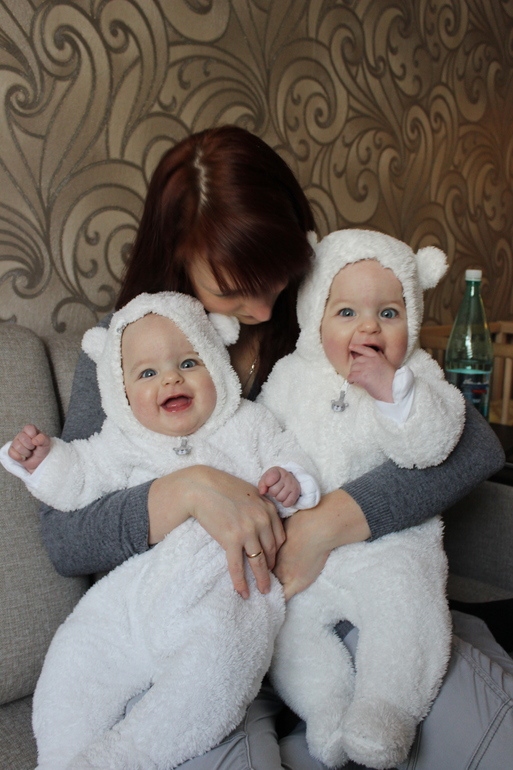 Продам для девочек двойняшек