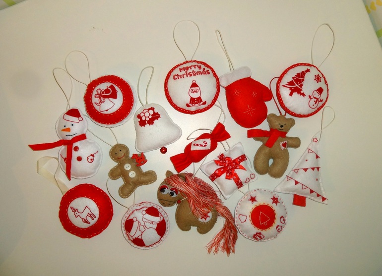 Ёлочные игрушки из фетра с термоаппликацией