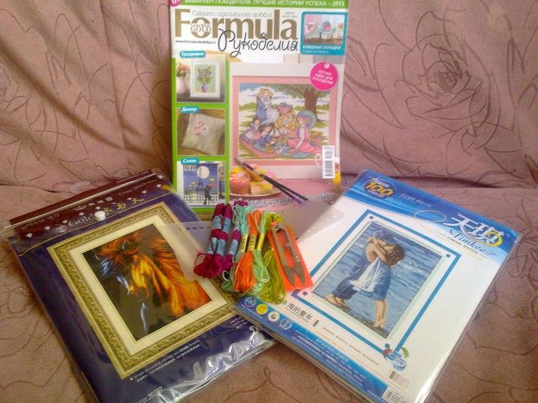 Накормленный хомяк ждет свои подарки, но пришла и его очередь закрома вытряхивать :)