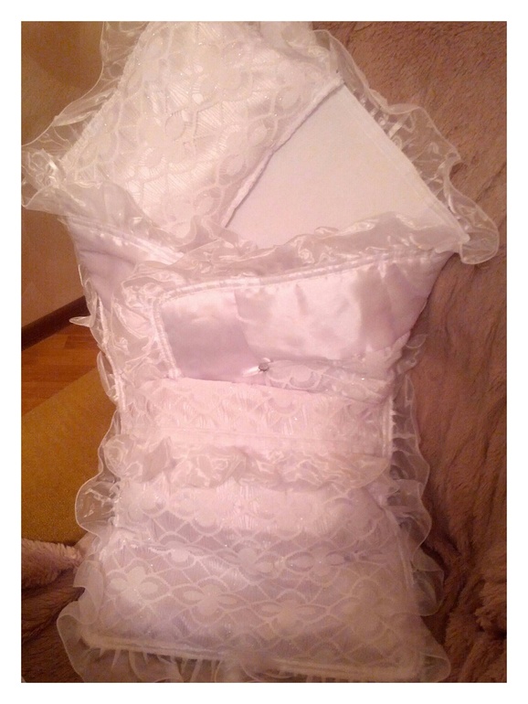 наш конвертик на выписку и кроватка :-)