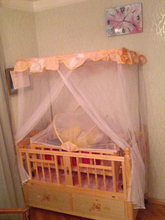 наш конвертик на выписку и кроватка :-)