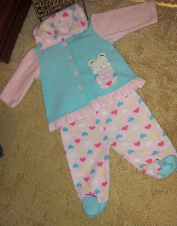 Флисовый костюмчик д/д на 6-9 мес.400 р.