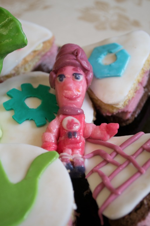 Фигурки из мастики + пироженые