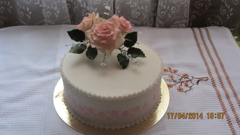 Первый тортик с букетиком роз