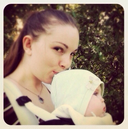 Свободные руки и путешествие ребенка по квартире и на прогулке.