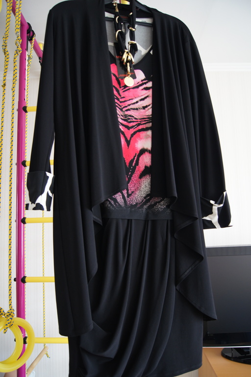 МНОГО красивой одежды на размер 50-52, есть новое и б/у в основном 1 раз, офисные костюмы и нарядные платья.