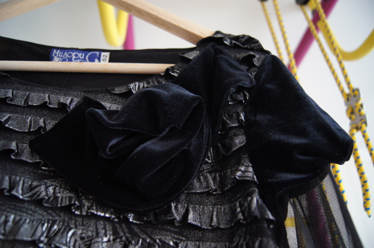 МНОГО красивой одежды на размер 50-52, есть новое и б/у в основном 1 раз, офисные костюмы и нарядные платья.