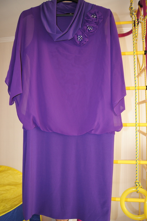 МНОГО красивой одежды на размер 50-52, есть новое и б/у в основном 1 раз, офисные костюмы и нарядные платья.