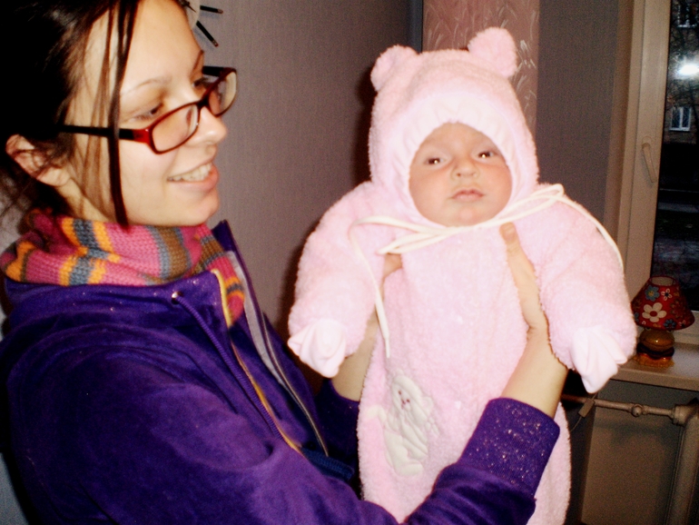 Вышла из дома)