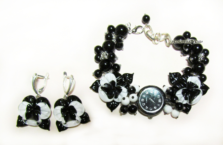 Комплект (часы и серьги) со стеклянными анютиными глазками