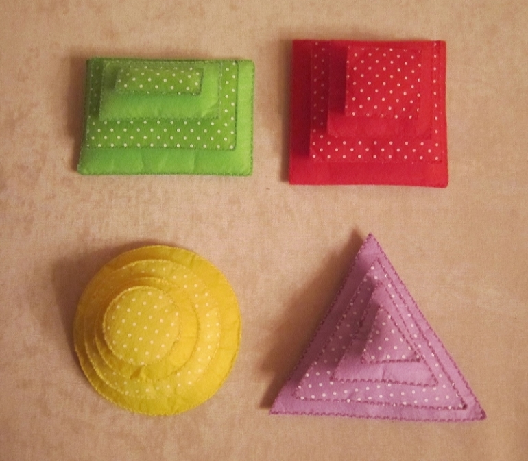 Пирамидки из фетра (тактильно-слуховые)