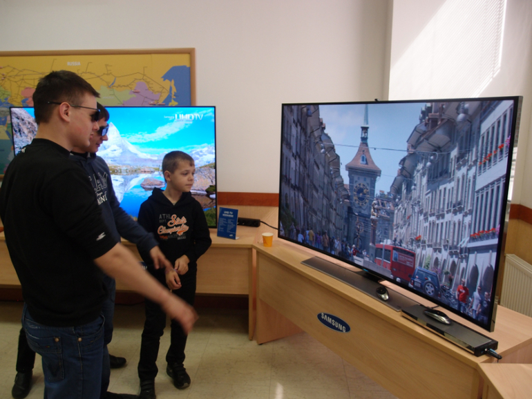 Как воспитанники Дубенского приюта Тульской области побывали на заводе Samsung