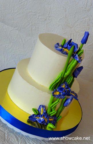 Двухъярусный кремовый торт с ирисами.