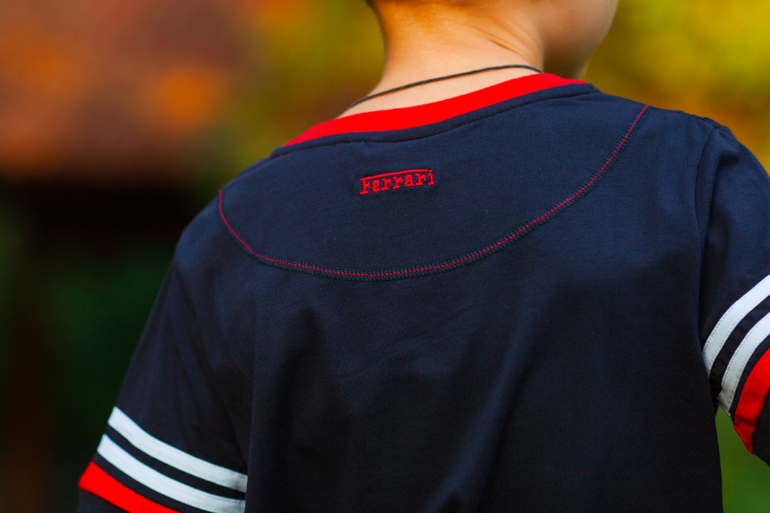 Большая распродажа детской одежды.