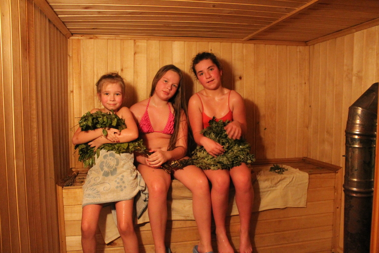 Русские жены в сауне видео. Поход в баню семьями. Девочки+10+в бане. Дочь в сауне.